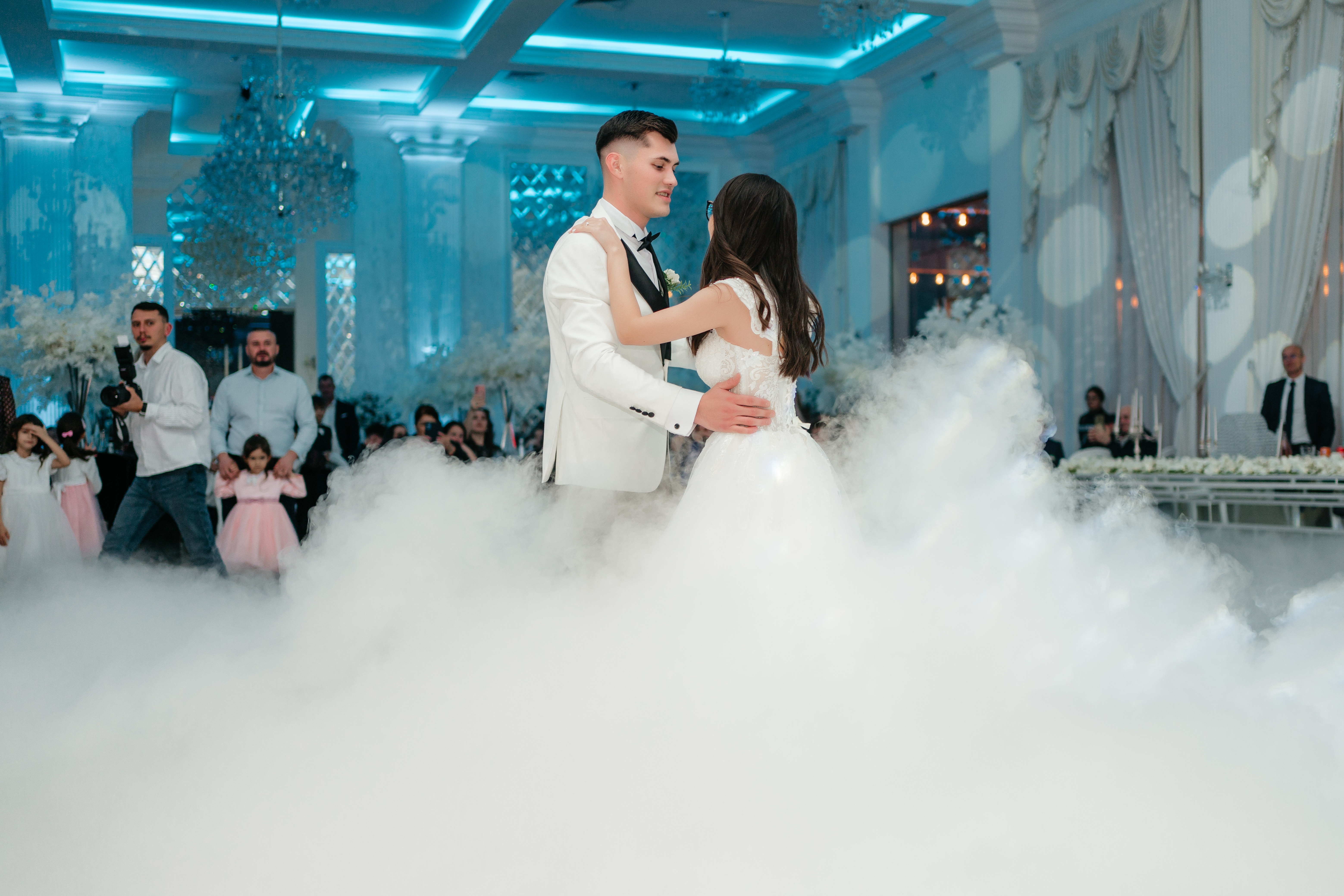 Nuntă modernă în alb — Petrecere în România